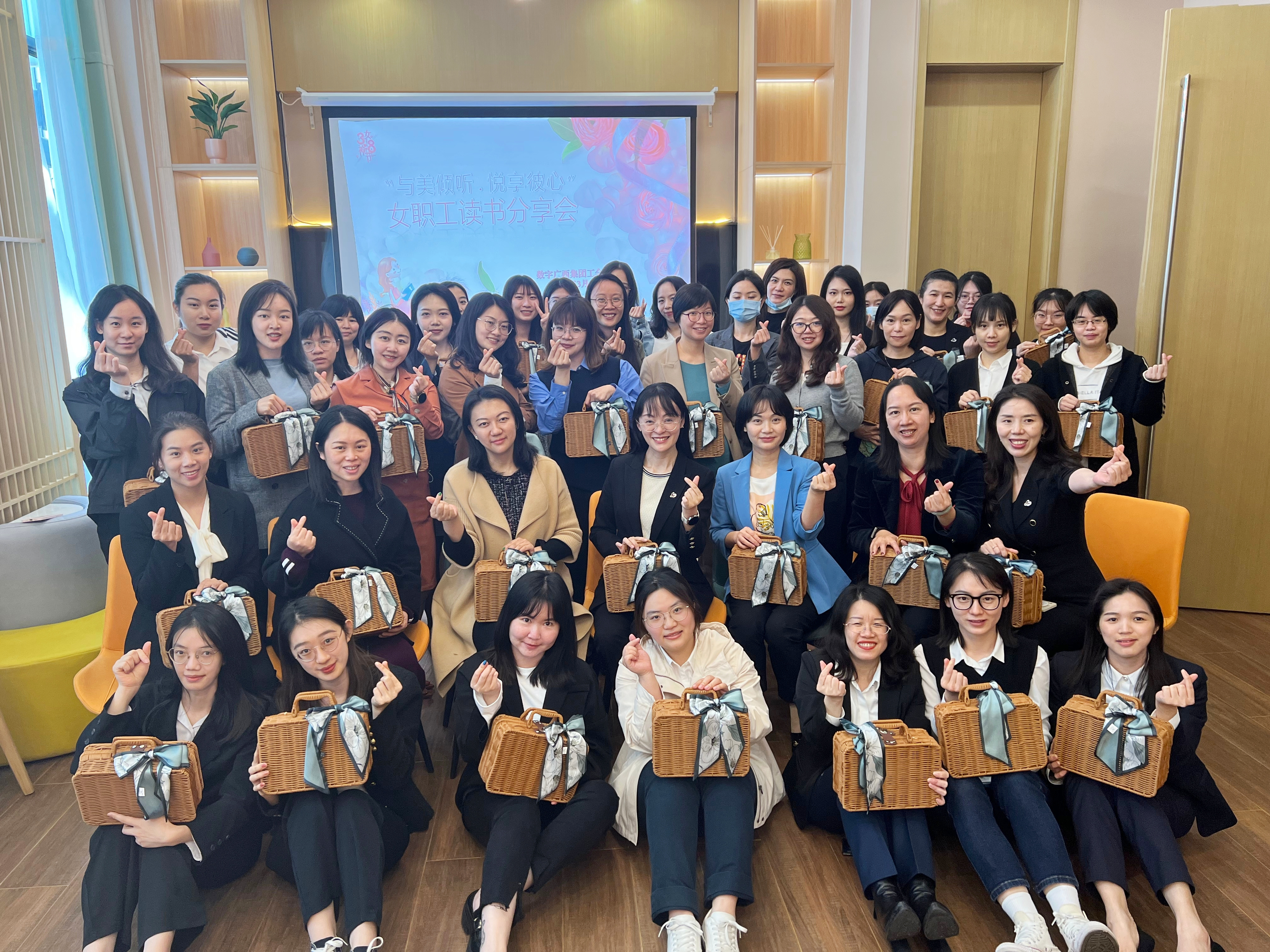 与美倾听.悦享彼心|星空体育官网登录平台广西集团工会开展女职工读书分享会