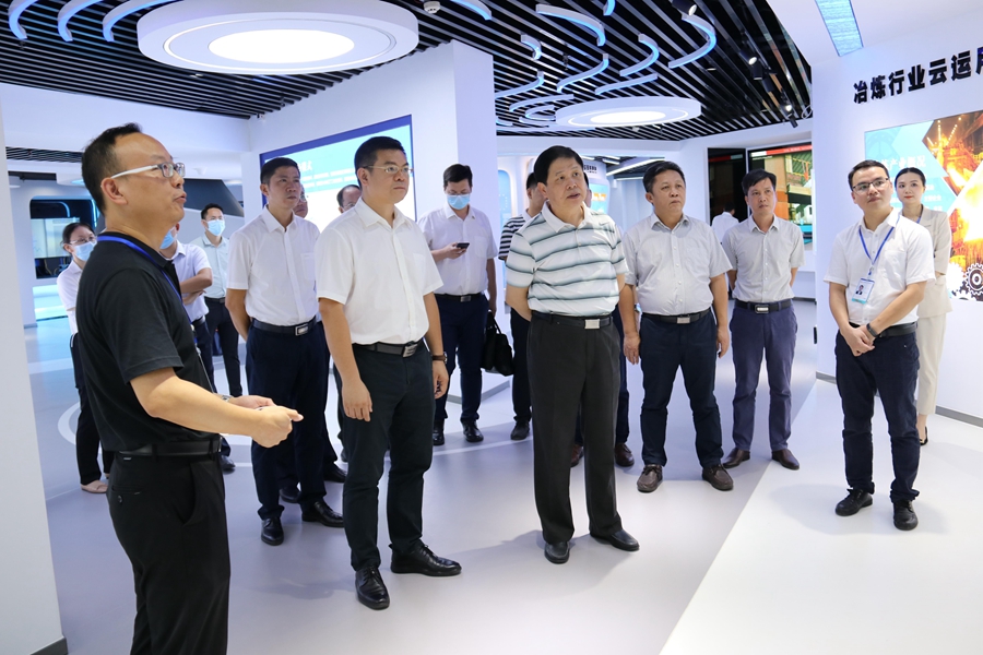 自治区大数据发展局局长席扬一行到来宾数广工业云运营调度中心调研