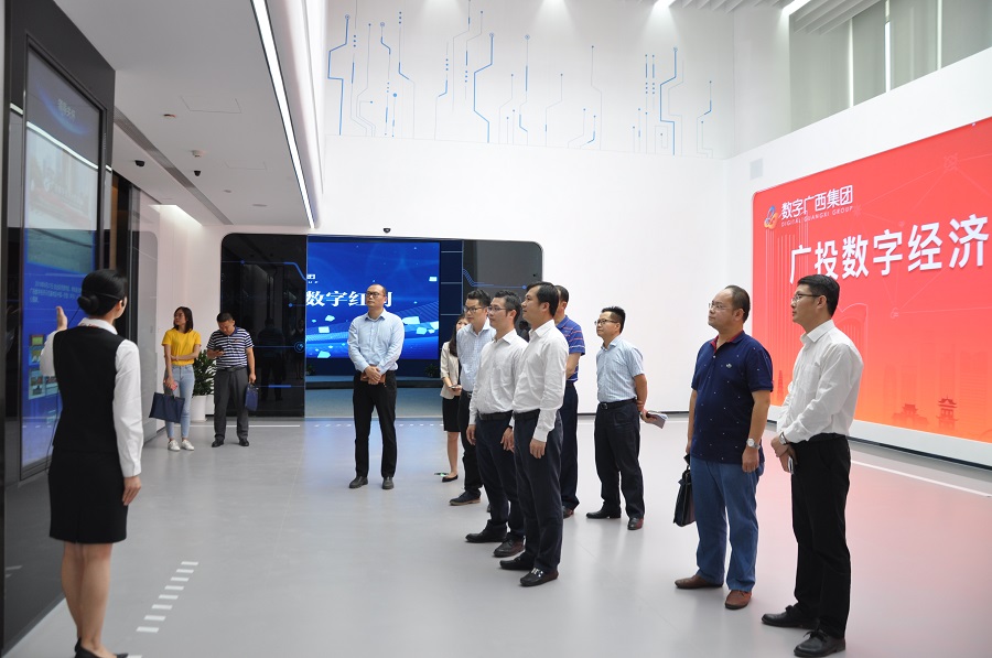 南宁市良庆区党委书记施杰一行到星空体育官网登录平台广西集团走访调研