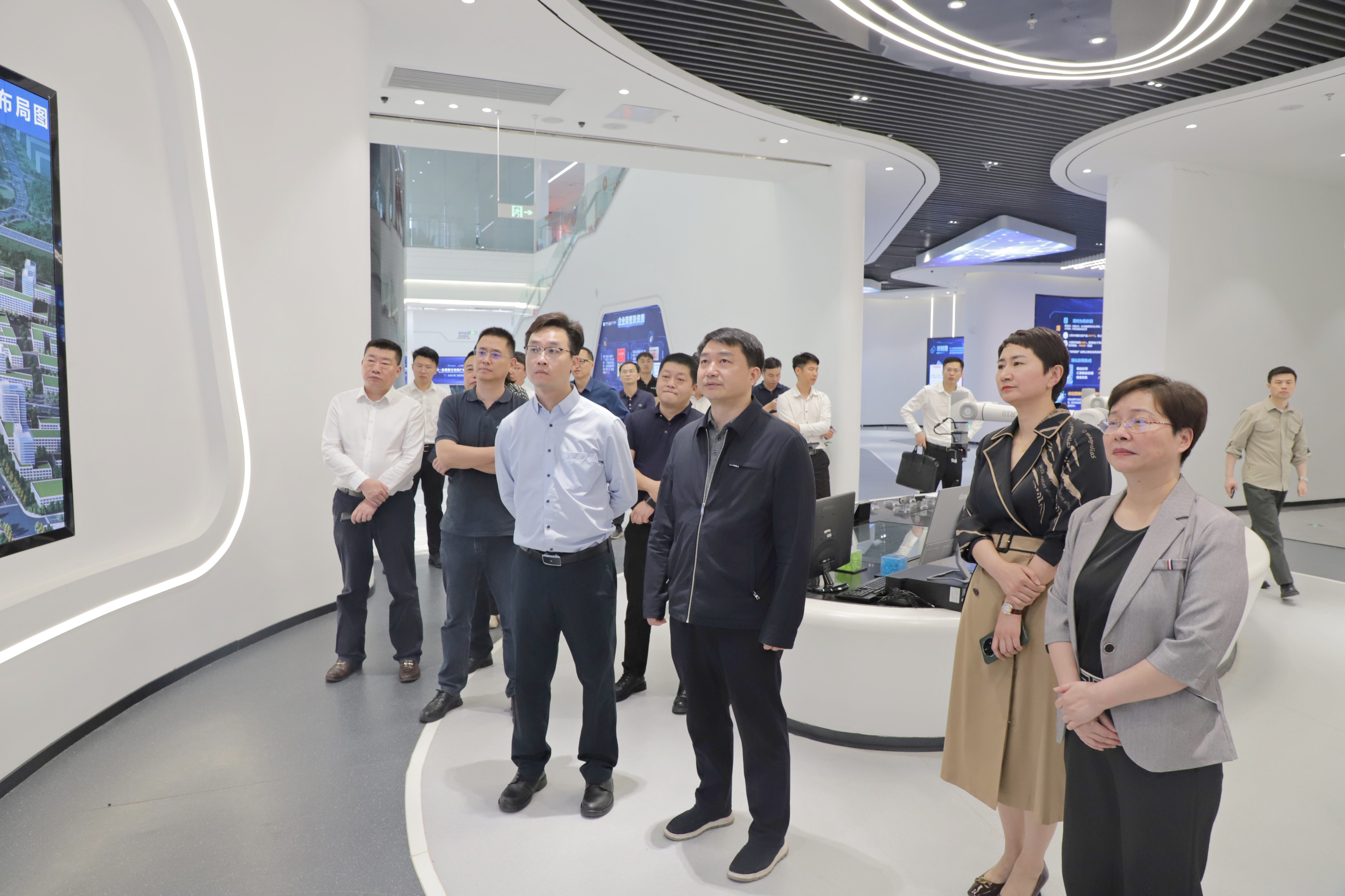 中国电子信息产业集团广西合作专班到中国—东盟星空体育官网登录平台经济产业园调研