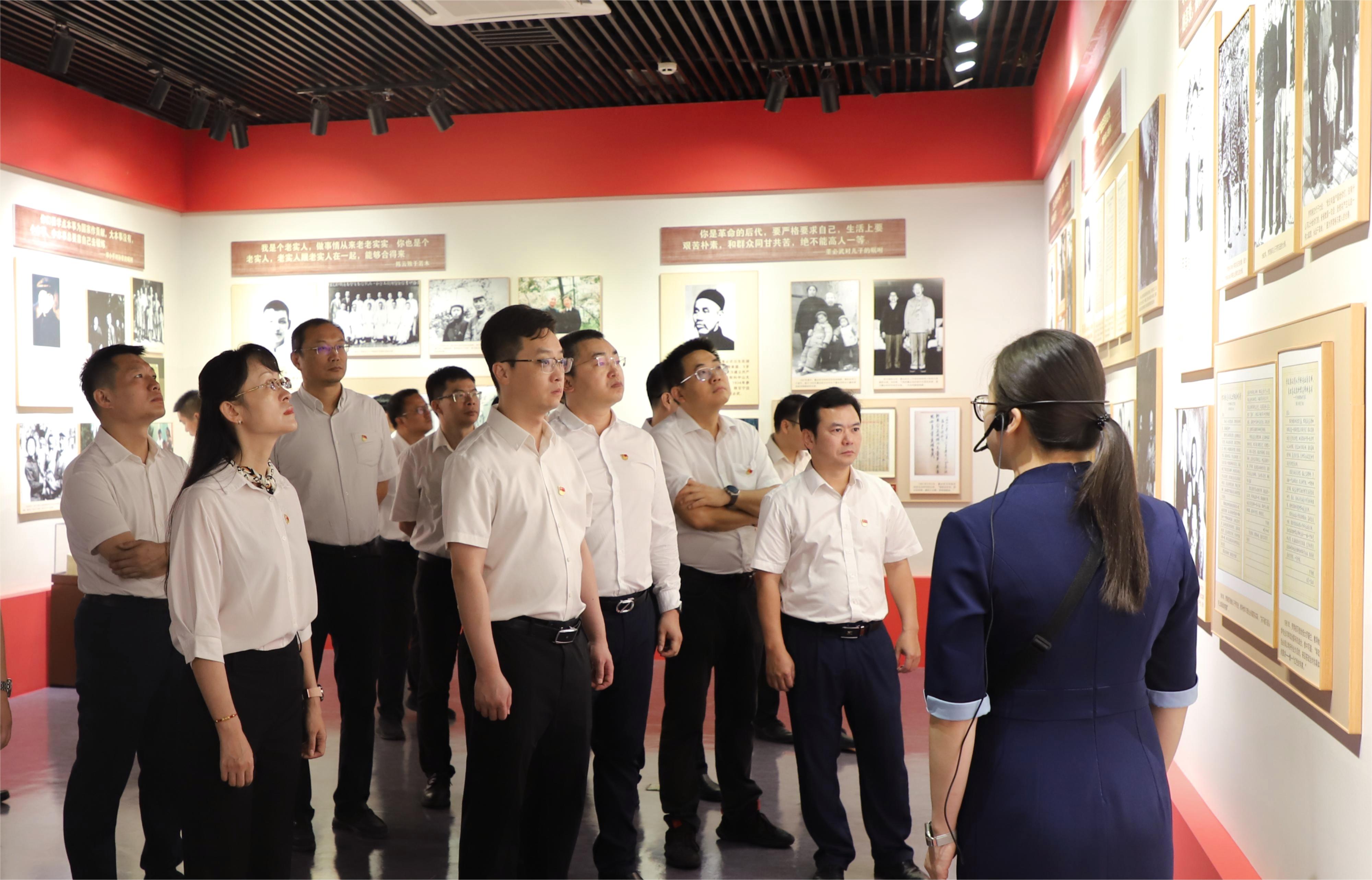 星空体育官网登录平台广西集团参观“中国共产党人的家风”档案展