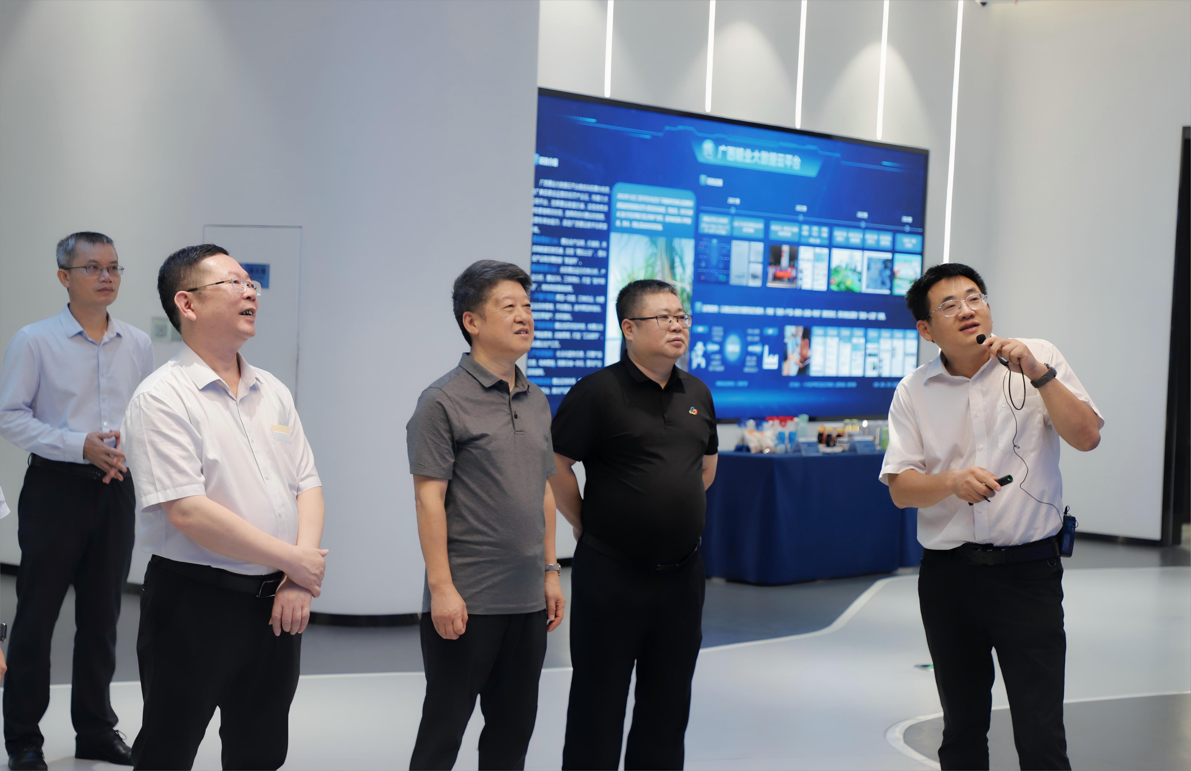 贵州省政协副主席、致公党贵州省委主委孙诚谊一行到星空体育官网登录平台广西集团调研